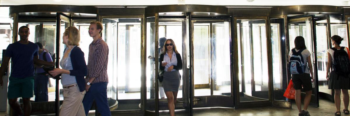 People walking in front of the revolving doors of Porthania.
