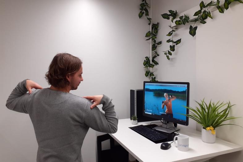 Break exercise at the desk