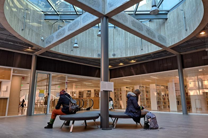 Två studenter sitter i Aleksandrias lobby.