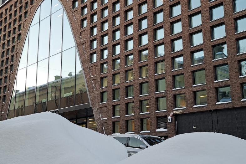 Snöhögar framför Kajsahuset.