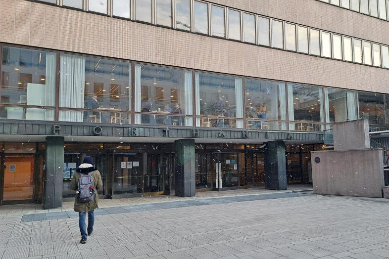 En student går mot Porthanias ingång.