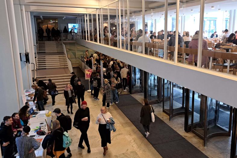 Studenter i Porthanias lobby.