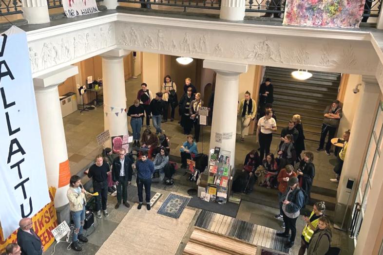 Opiskelijoita valtaamassa yliopiston päärakennuksen aulaa.
