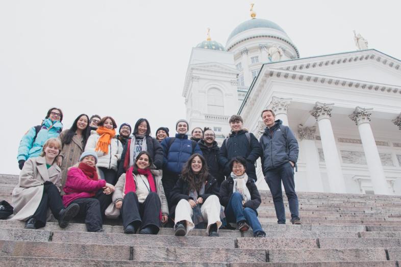 En grupp studenter på trappan till Helsingfors domkyrka.