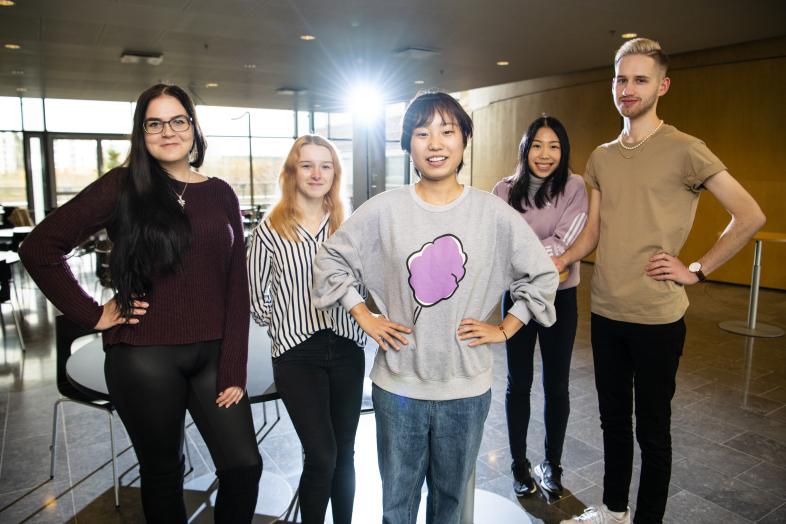 Studerande på campus i Vik.