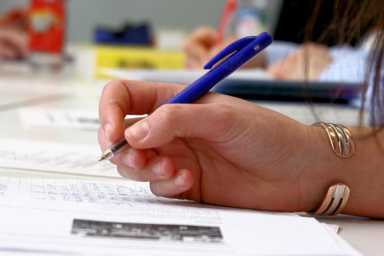 Opiskelijoita luokassa työskentelemässä.