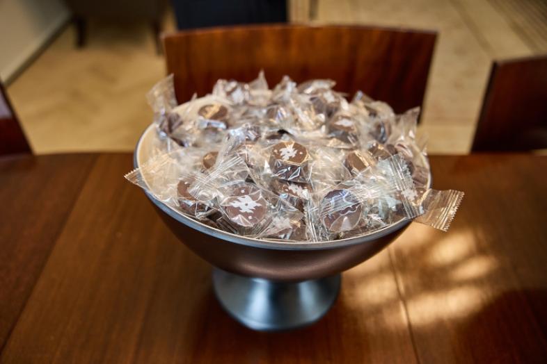 Suklaakonvehteja Helsingin yliopiston logolla