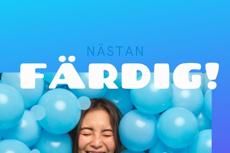 Blåa ballonger och en skrattande kvinna