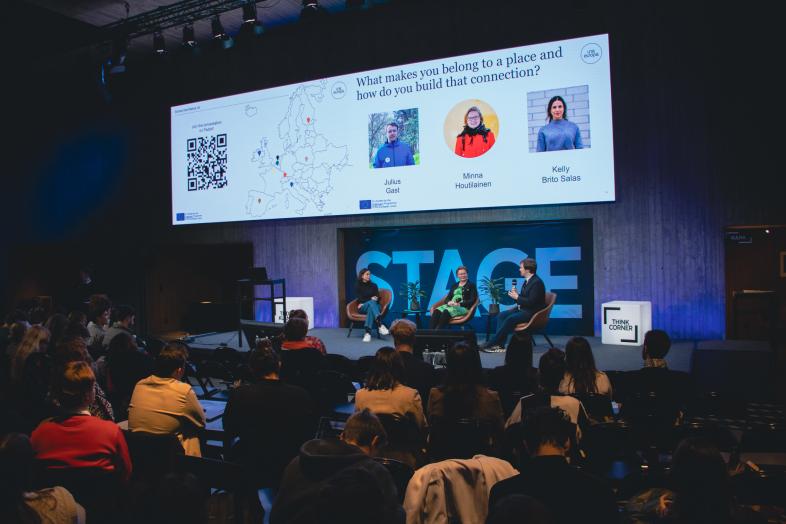 A photo of the Tiedekulma stage from afar with many people in the audience