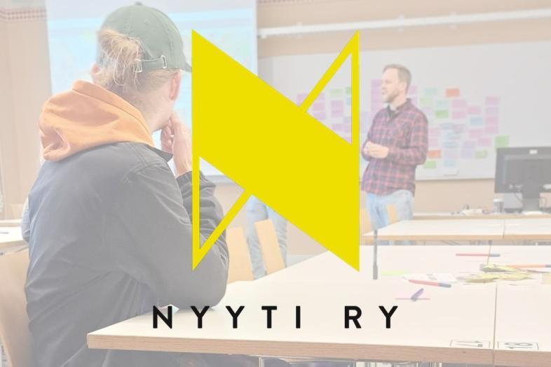I bakgrunden en student som lyssnar på en föreläsning, med Nyyti Ry:s gula logotyp i förgrunden.