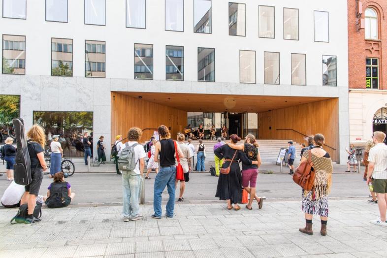 En grupp människor framför Tankehörnan på Centrumcampus.