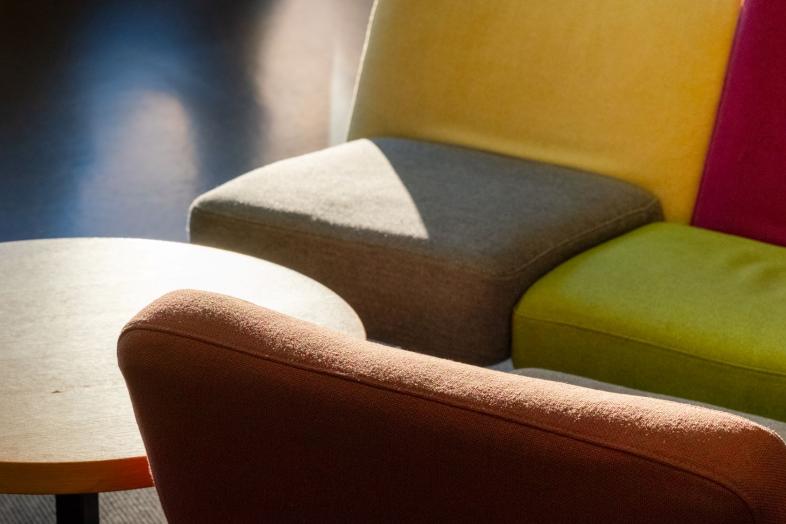 Tomma soffor på universitetets huvudbibliotek i Kajsahuset.