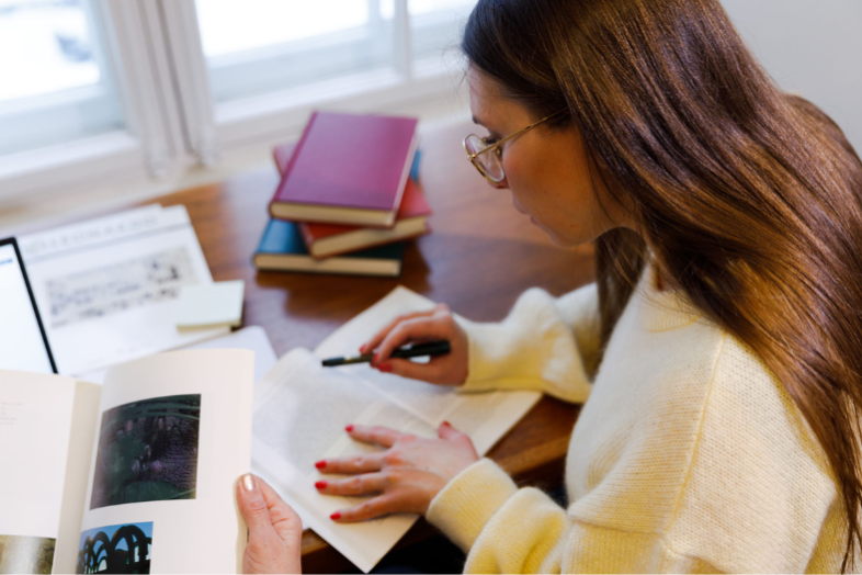 Tutkija työskentelee Kansalliskirjastossa.