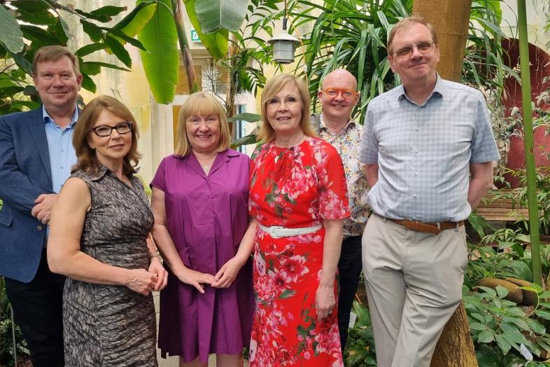 Universitetets rektorat omgivet av växter.