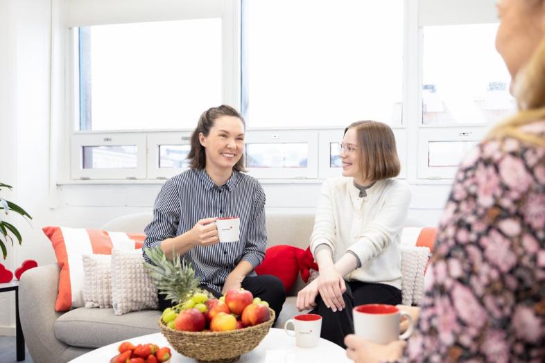 Ihmisiä kahvipöydässä