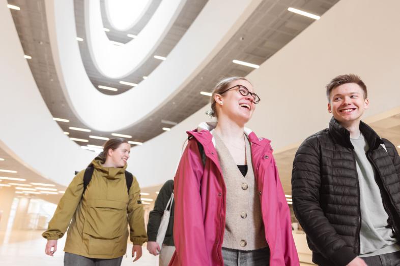 Studenter som går i Kajsabibliotekets aula.