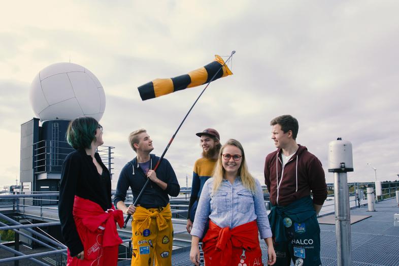 Haalareihin pukeuneita opiskelijoita katolla Kumpulan kampuksella.