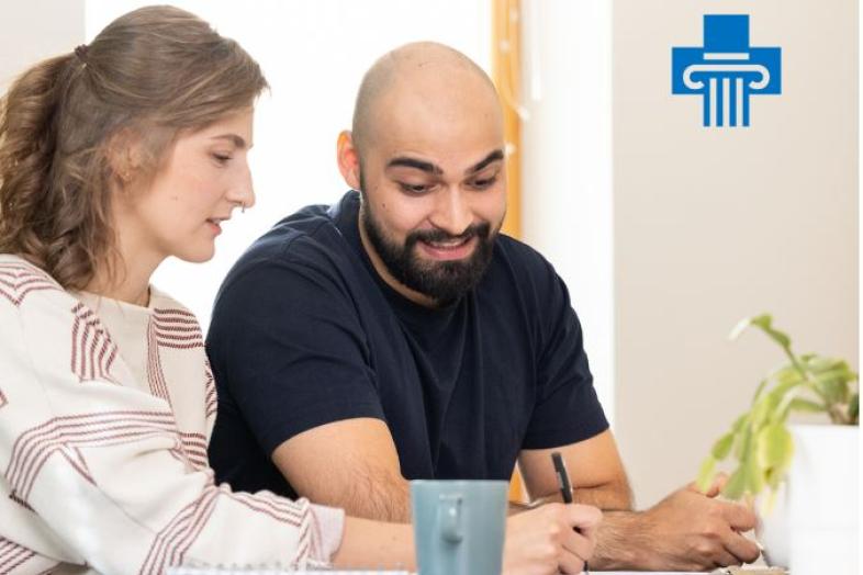 Kaksi henkilöä työskentelee yhdessä