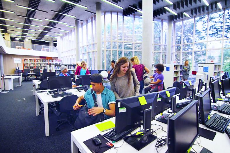 Studerande vid datorna.