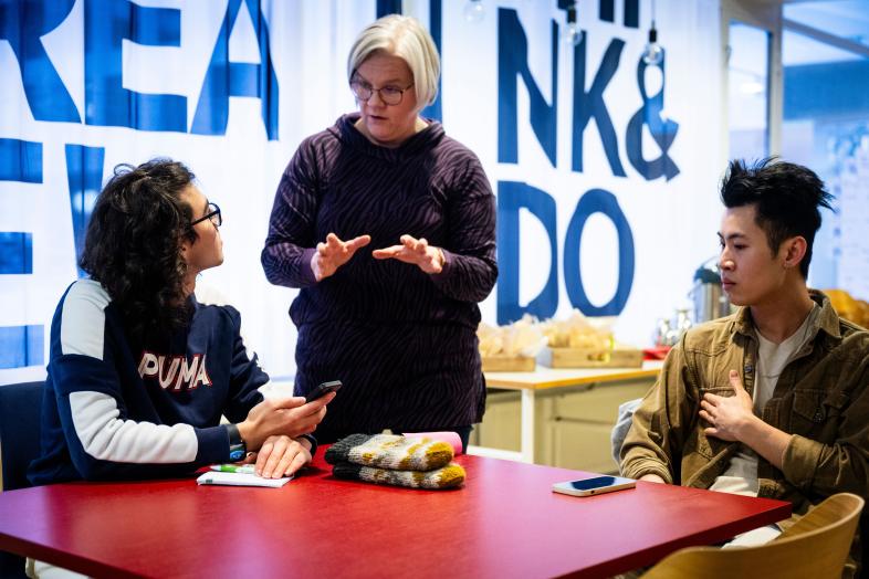 Kansainvälisiä opiskelijoita orientaatiossa. Kuvaaja Veikko Somerpuro.