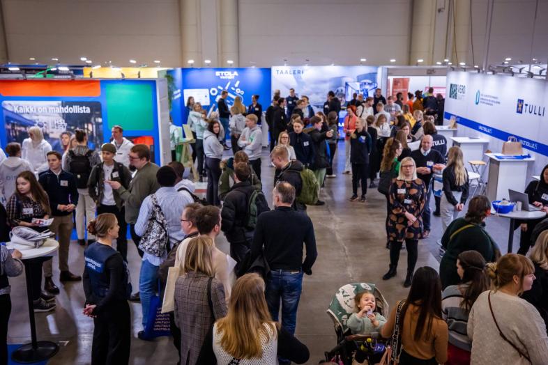 Tapahtumayleisöä Helsingin Messukeskuksessa.