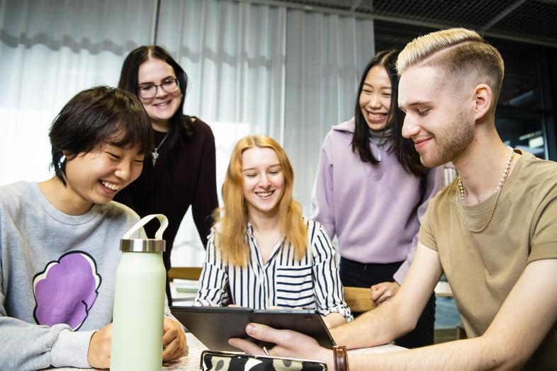 Kuva opiskelijoista Viikin kampuksella.