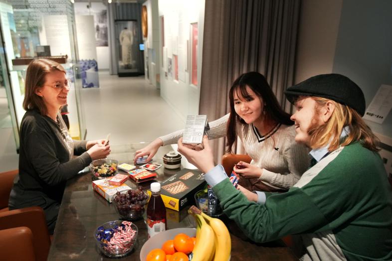 opiskelijoita herkkujen ääressä