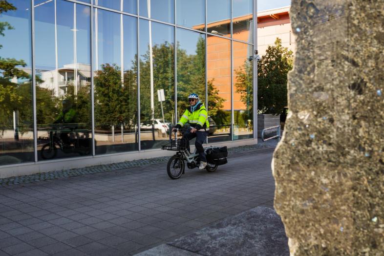 Pendlarcyklist på Gumtäkt campus.