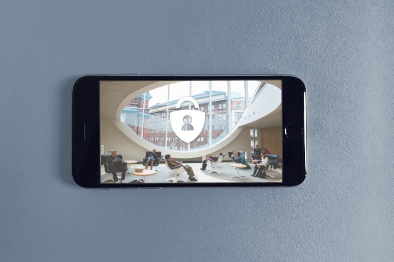 en mobiltelefon, en skärmbild av universitetets lokaler och en låsikon