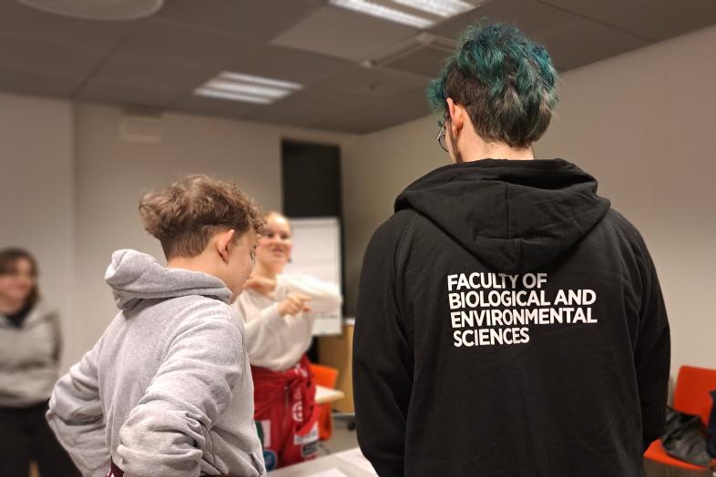 Studenter diskuterar i en workshop.