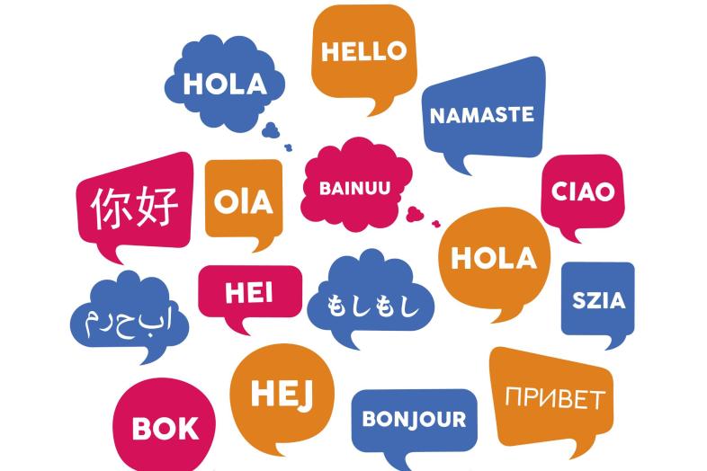 Eri värisissä puhekuplissa eri kielillä sana "Hei!".