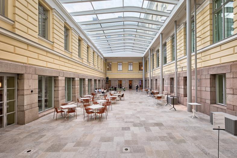 Agora vid universitetets huvudbyggnad.