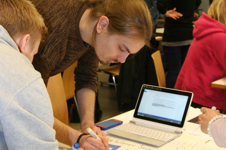 Opiskelijoita luokassa työskentelemässä.