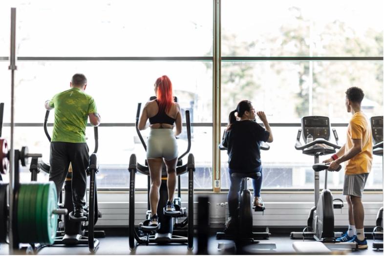 UniSport ihmisiä cardiolaitteilla