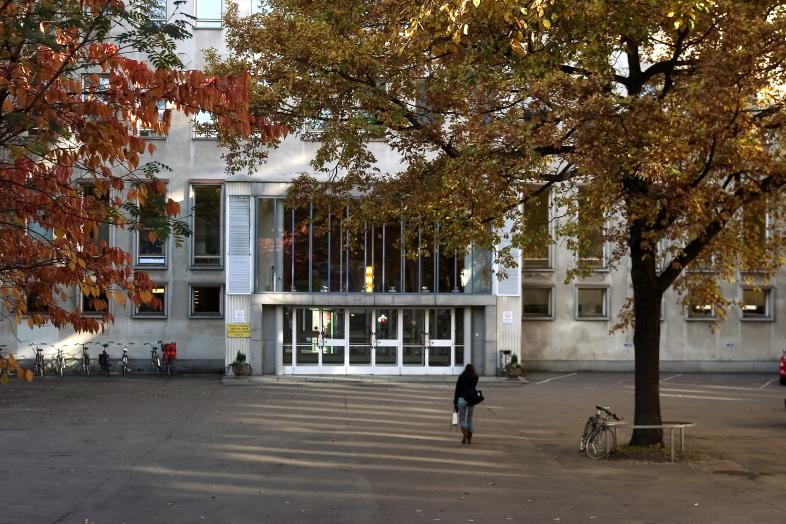 Metsätalo Unioninkadun puolelta kuvattuna.