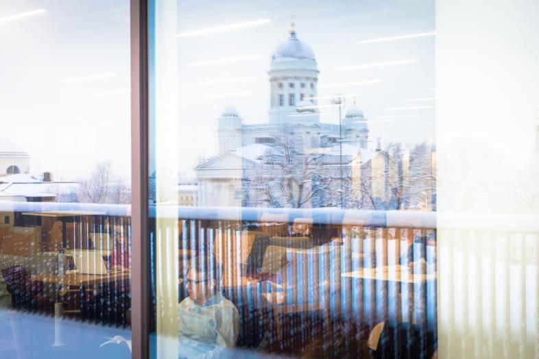 Talvinen heijastus Kaisa-talon ikkunasta