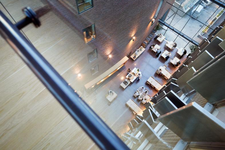 Matsgäster på UniCafe Serpens restaurang.