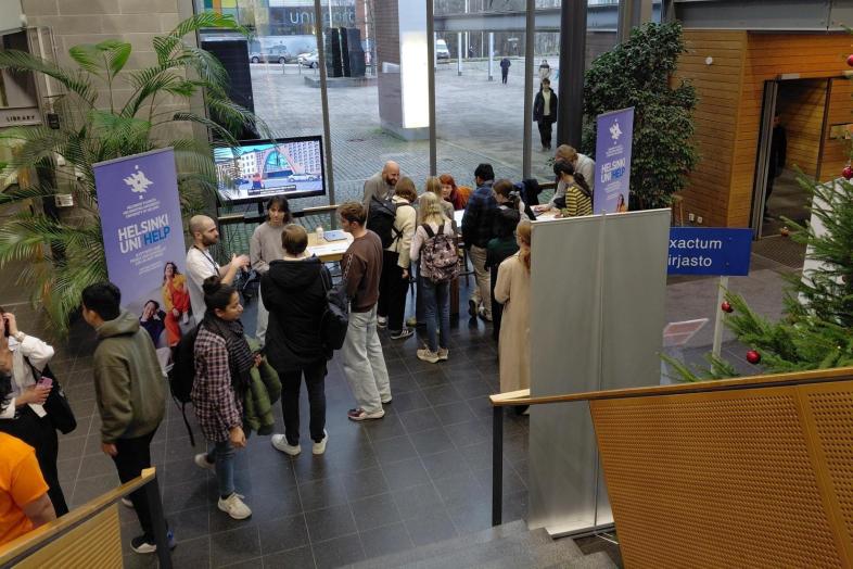 Yliopistolaisia kampuskiertueen pysäkillä Kumpulassa.