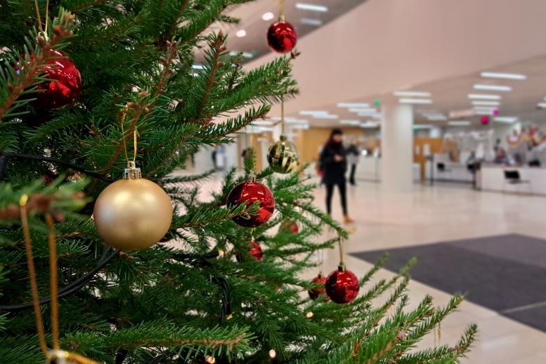 Julgran i Kajsahusets lobby.