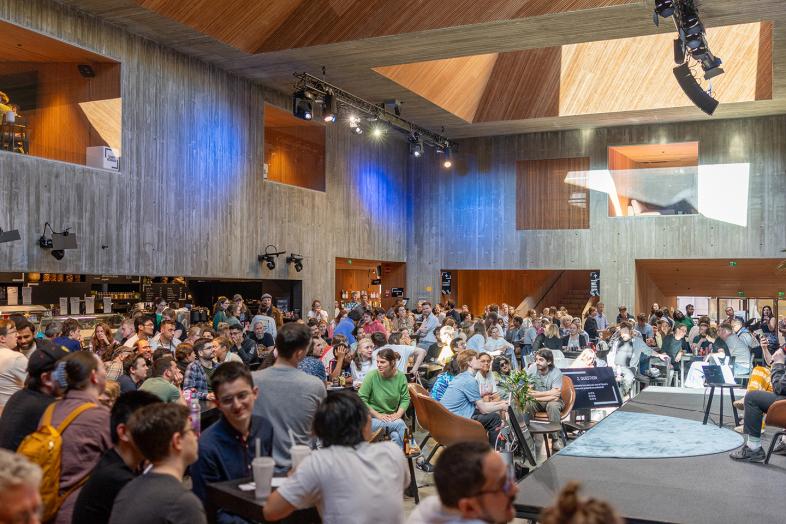 Ihmisiä Tiedekulmassa visailemassa.