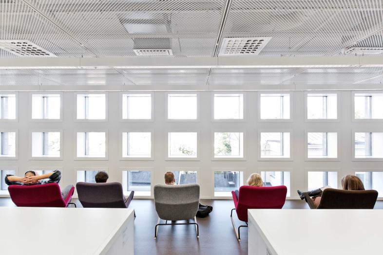 Opiskelijoita nojatuoleissa Kaisa-talossa