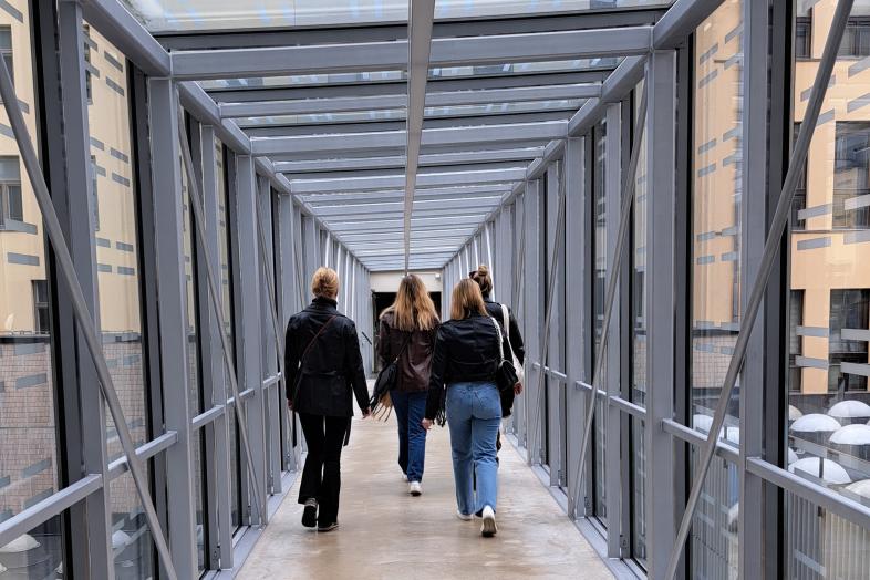 Opiskelijoita Vuorikadun yhdyskäytävällä.