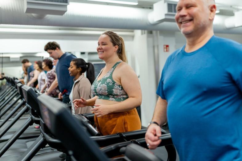 UniSport asiakkaita kuntosalilla