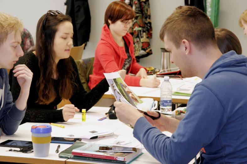 Opiskelijoita opiskelemassa yhdessä