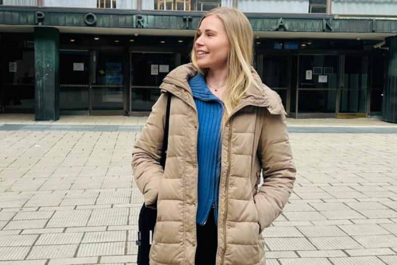 Henna Heikkilä Porthanian edustalla.
