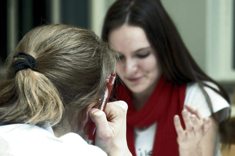 Opiskelijoita luokkatilassa 