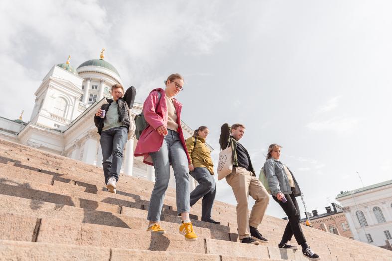 Fem studenter på Domkyrkotrapporna.