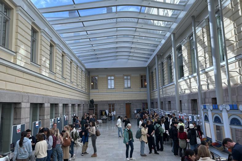 Studenter vid universitetets huvudbyggnad på International Fair år 2025.