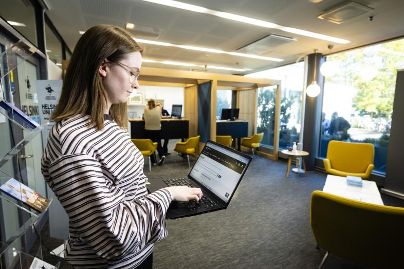 Nainen kirjoittaa tietokoneella