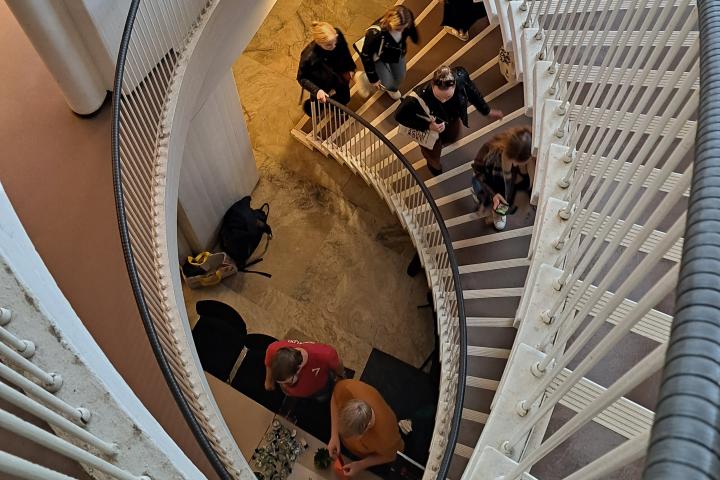 Students in the Porthania staircase.